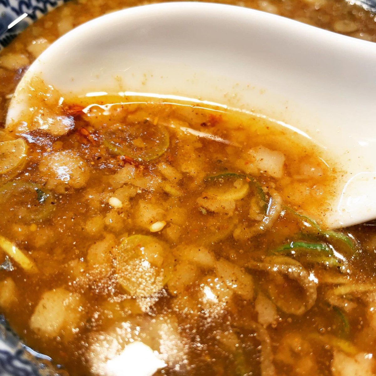 nazuna073's tweet photo. 東松山「奔放」
醤油つけ麺中(930円)
和え玉(200円)

免許とってて良かったと思える日

遠路遥々埼玉の有名店へ。
つゆは節やら葱やらの香りが
たっぷり入った背脂魚介系。
もっちり自家製麺に塩気の強い
甘口醤油が絡んでめちゃくちゃ美味しい。
和え玉はニボ醤に
ツナっぽい焼豚が染み込んでうまま。 https://t.co/hOYZZiFLBC