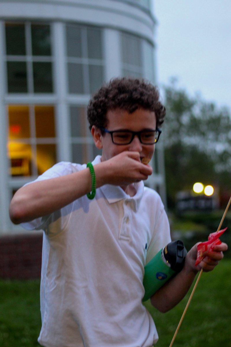 urjscitecheast's tweet photo. Water bottles and shabbat s'mores! Two of our favorite things at Sci-Tech! :) #ShabbatShalom #6PointsSciTech https://t.co/YLKpOXIopd
