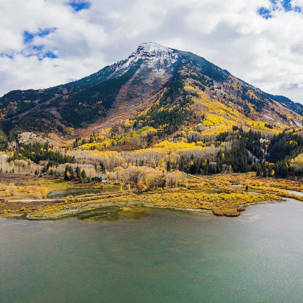 iSANsjourney's tweet photo. How beautiful are these fall views from Colorado?
#fallviews #colorado #fall #visitcolorado #marblecolorado #smalltownvibes #lovesmalltowns #dronephotography #djimavicair2 #dronecapture #dronefallcolors #fallincolorado #lovecolorado #aspencolorado #iSA⦠https://t.co/BcrLr4mMCk https://t.co/nJCLtEVnGz