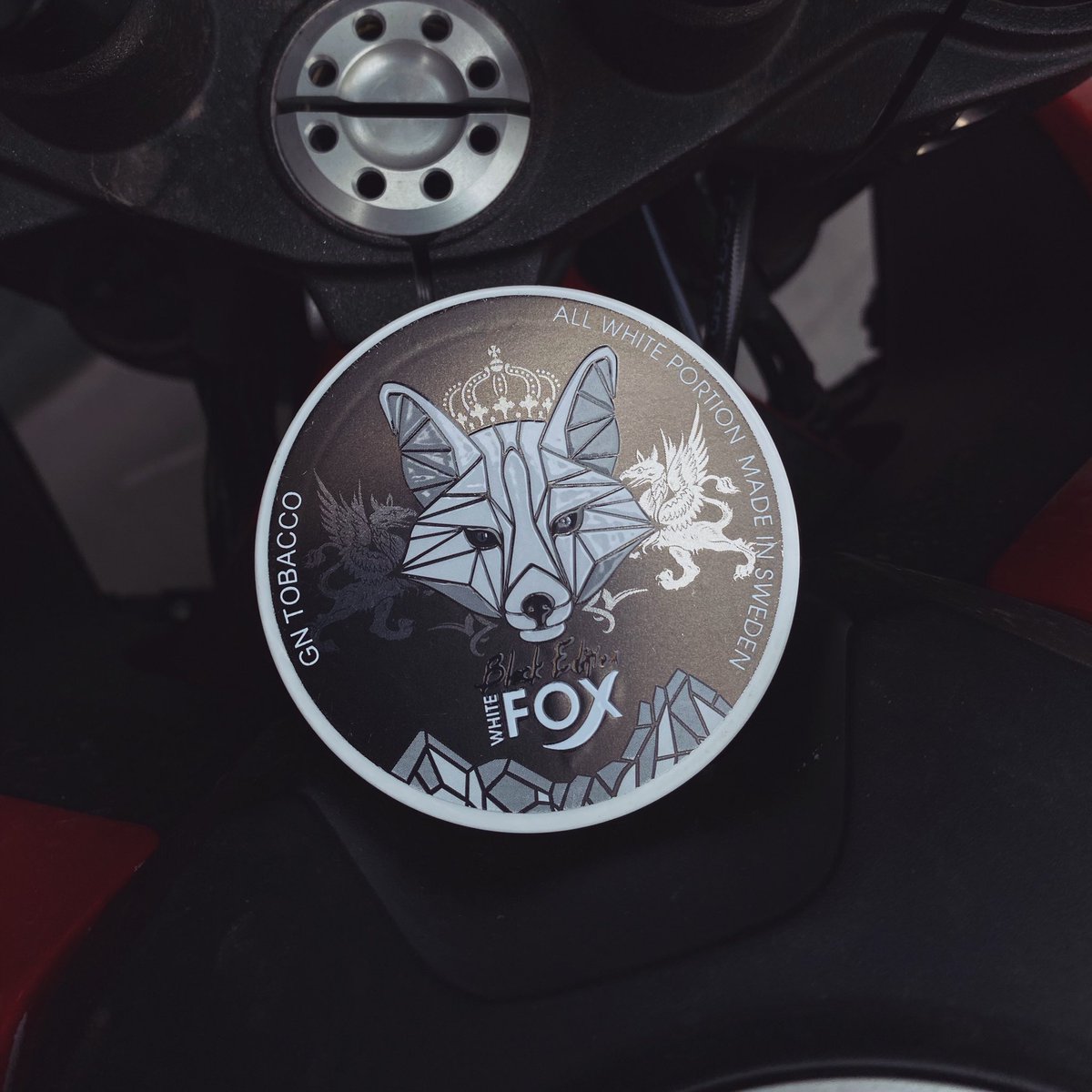 White Fox Black Slim is a white, tobacco-free product with essential #rose oil known as the "Queen of Oils," the most expensive in the #world , hints of #dark and smoky tobacco flavor and a fresh aftertaste, packed with a high #nicotine content of 30mg/g no synthetic nicotine 🔥