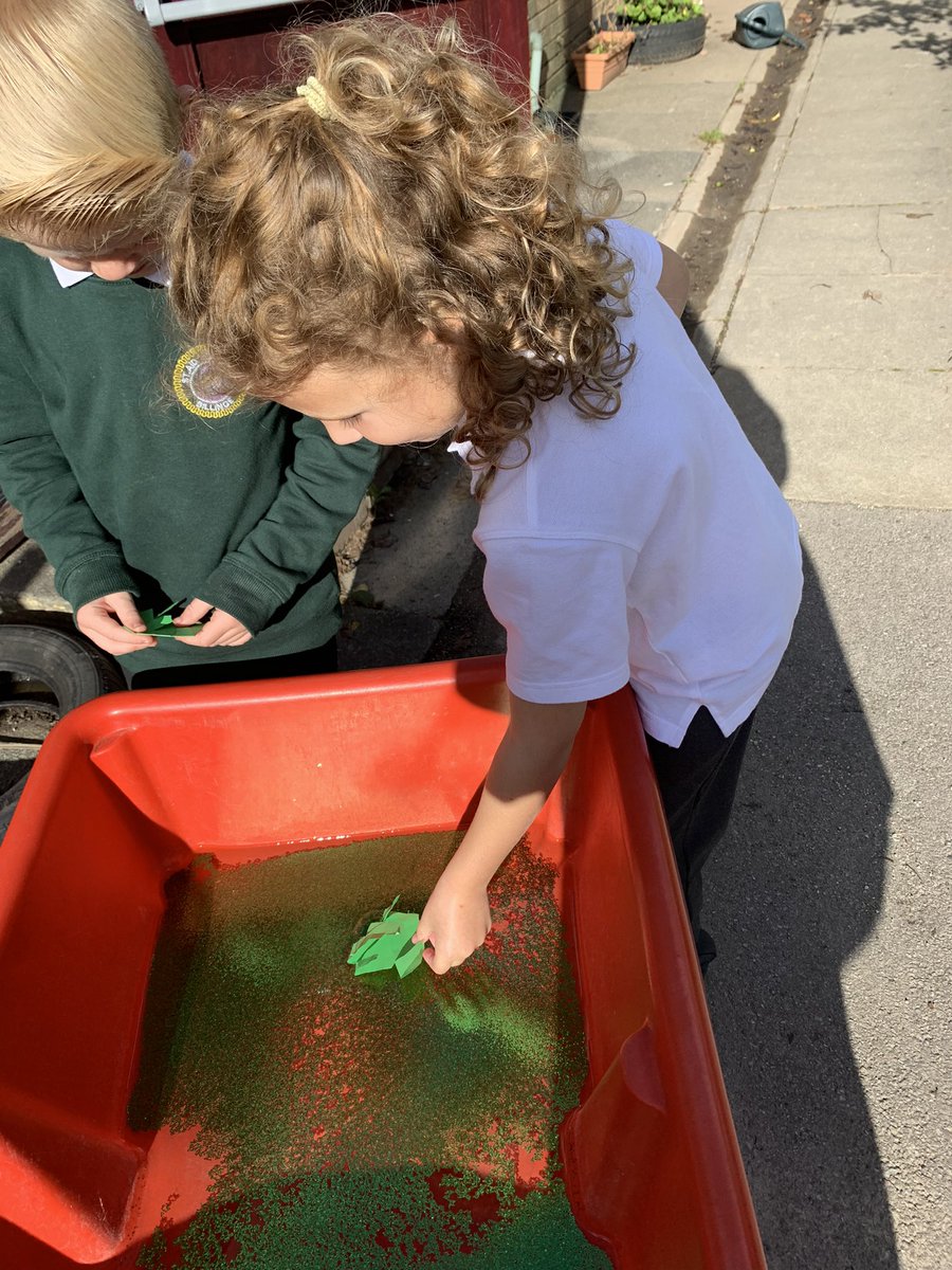 staidansbks1's tweet photo. #prayerstation asking God to help us be a good friend like the friends in our Bible story #5friends https://t.co/EX55Cm9sz4