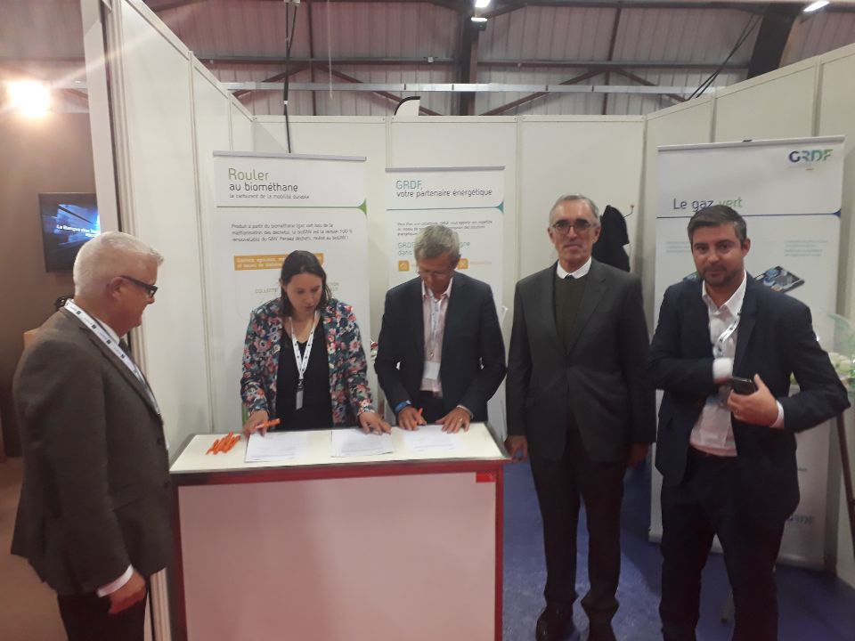 dav_pinheiro's tweet photo. Signature convention 2021/22 #ADM03 #GRDF au salon des maires @Allierdpt @Prefet03 #territoire #Biomethane #gnv @VeroPouzadoux https://t.co/4bYtynU5l6