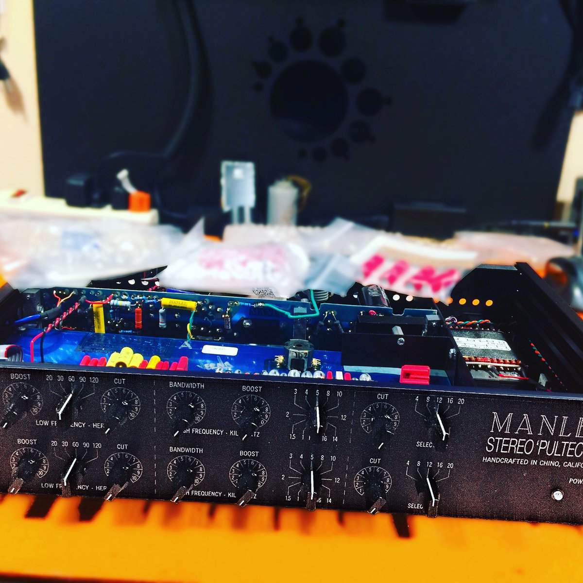 High-end Mastering Mods!!!!,,👍🎶🎶 capacitadores, tubos, resistencias, Bla. Bla. Bla. etc.
•
•
•
#music #studio #mastering #masteringengineer #masteringstudio #ibeathouse