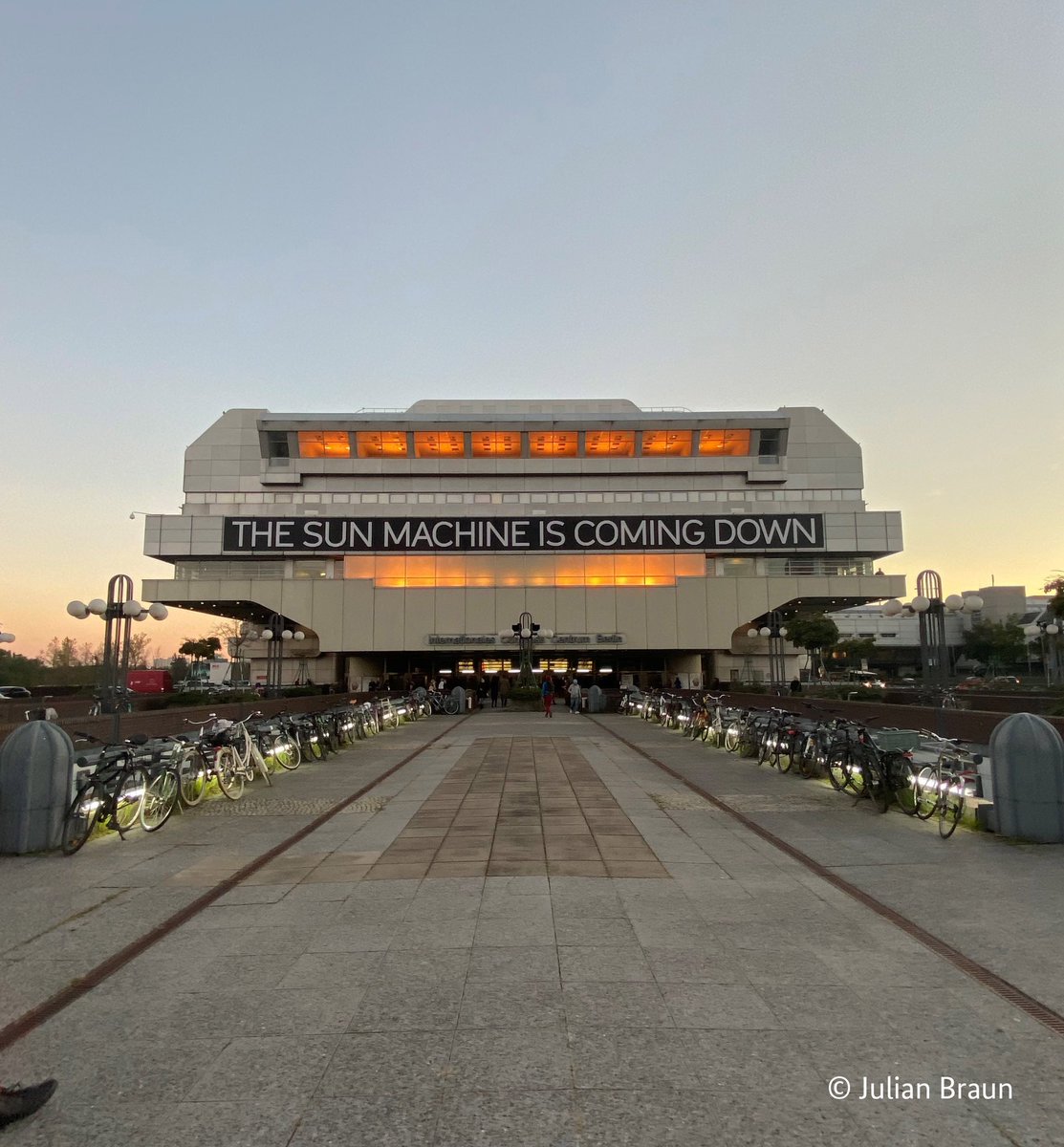 BundesKultur's tweet photo. Noch bis 17. Oktober öffnen die Berliner Festspiele (@blnfestspiele) das seit Jahren stillgelegte #ICCBerlin für die Kunst: Zu erleben sind Performances, Tanz, Musik, Filme und Installationen. #TheSunMachine

👉 https://t.co/gIMCFgA22P https://t.co/4leHsCaKss