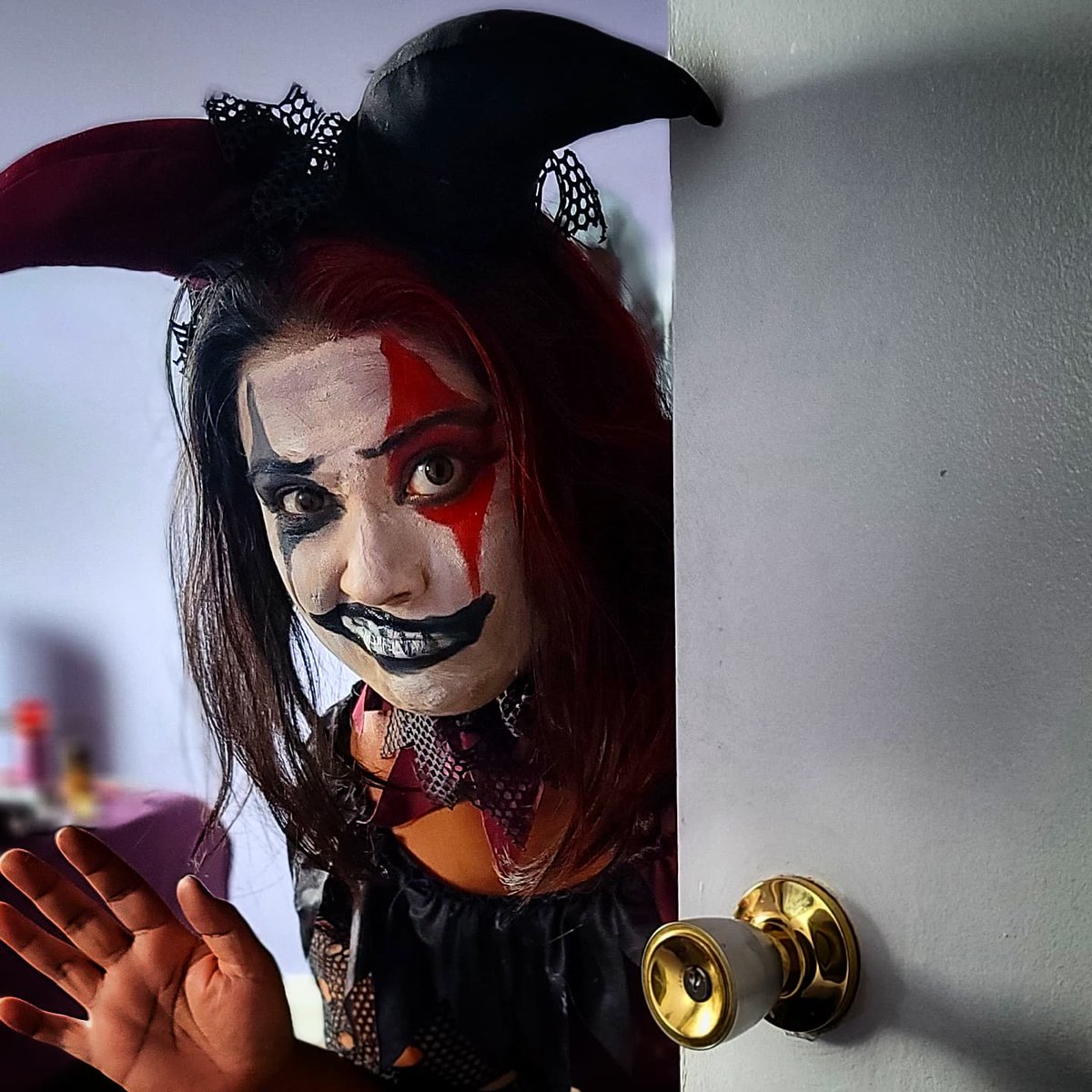 YashYanthi's tweet photo. It's that time of year!!! Playing with my halloween make up and LOVING it! Hosting a contest over on IG if anyone wants to enter for a chance to win a $100 gift card to #PartyExpert #PartyExpertAmbassador https://t.co/AMyU2eIfjP https://t.co/MvGObE8OjA