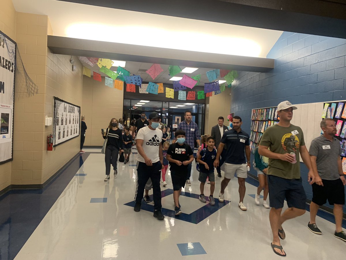 ashleyldjackson's tweet photo. Donuts for Dad was a HIT!!! We enjoyed having our dads on campus! Thank you BBES PTA for making this possible. YUM!! #donutsfordad #teambbes @kwilliams24 @ChristiHink3 @KristaMoffatt @Supt_comalisd https://t.co/uVOWxLPg3H