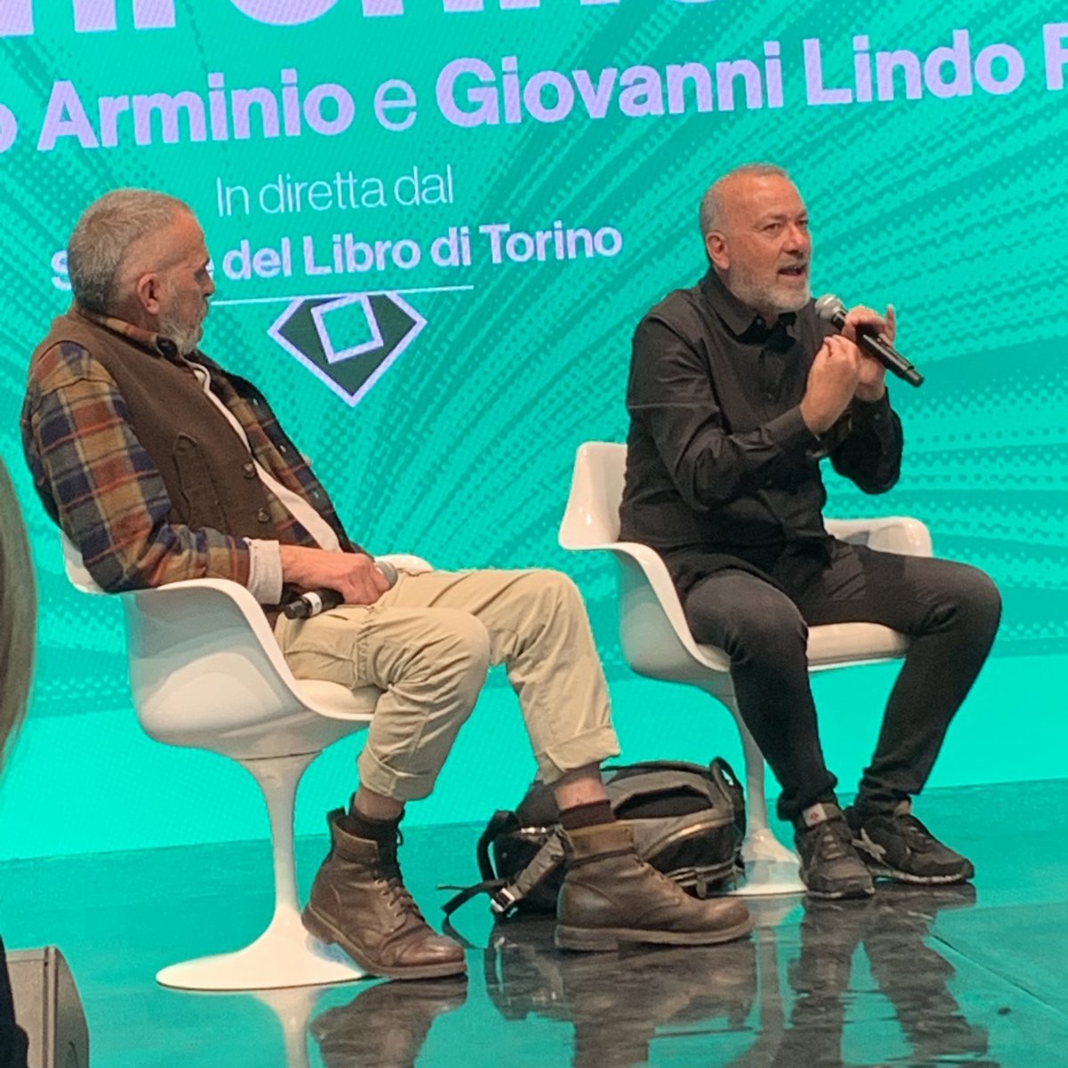 .<a href="/francoarminio/">Franco Arminio</a>: “Il cittadino pensa che il paese sia un luogo gretto. Dobbiamo ripensarlo per raccontarlo come un luogo ruscello.” #SalTo21 <a href="/SalonedelLibro/">Salone Libro Torino</a> <a href="/Radio3tweet/">Rai Radio3</a> #Fahrenheit <a href="/LaLipperini/">Loredana Lipperini</a>