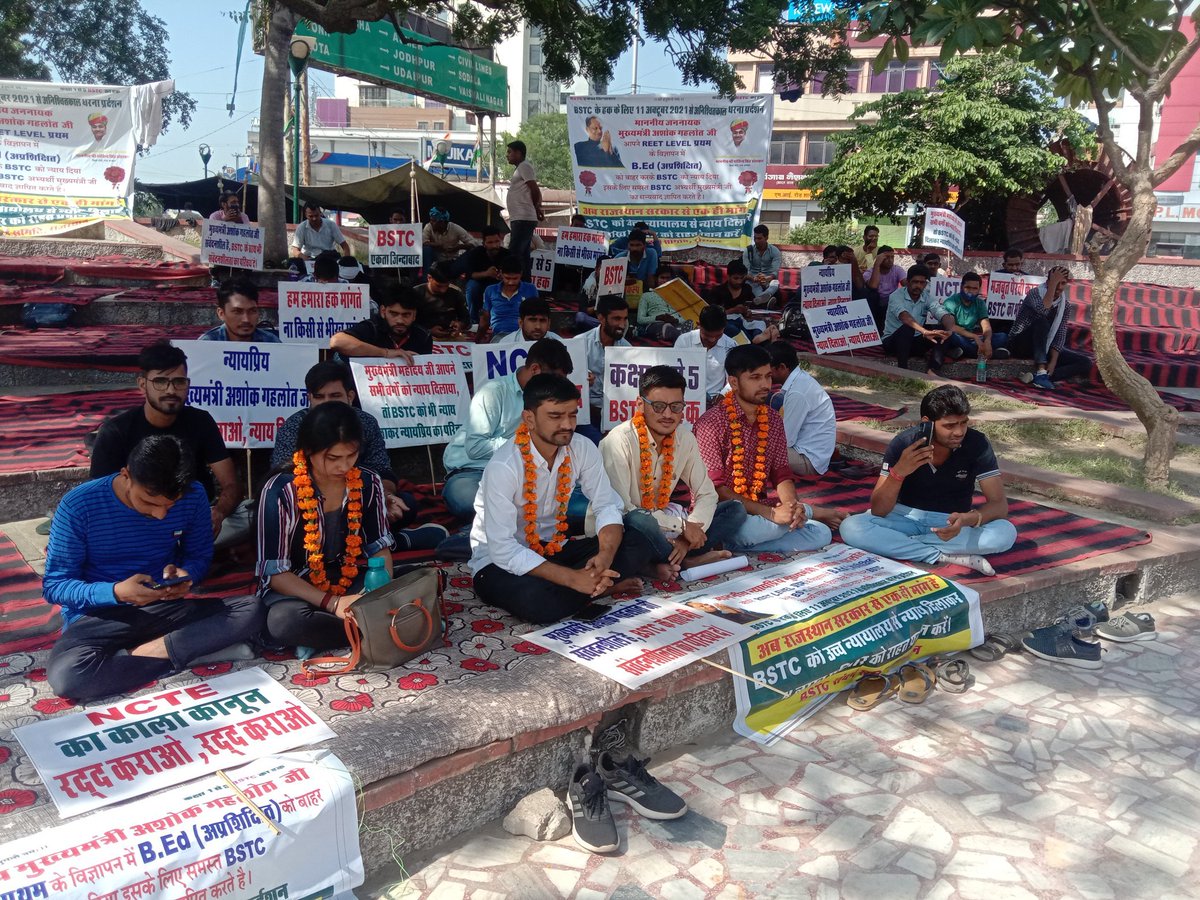 kanhaiyakgoyal's tweet photo. #REET2021 जब पंजाब सरकार प्राथमिक शिक्षक भर्ती से B.Ed अभ्यर्थियों को बाहर कर सकती है तो फिर @RajGovOfficial ऐसा निर्णय क्यों नहीं कर सकती! 5 दिन से #BSTC के छात्र धरने पर बैठे हैं उन्हें राहत दी जाए
#शहीद_स्मारक_पर_बैठे_BSTC_वालो_की_सुनवाई_हो
#REET_लेवल_1ST_BSTC_का_अधिकार https://t.co/8OsX4ezEra
