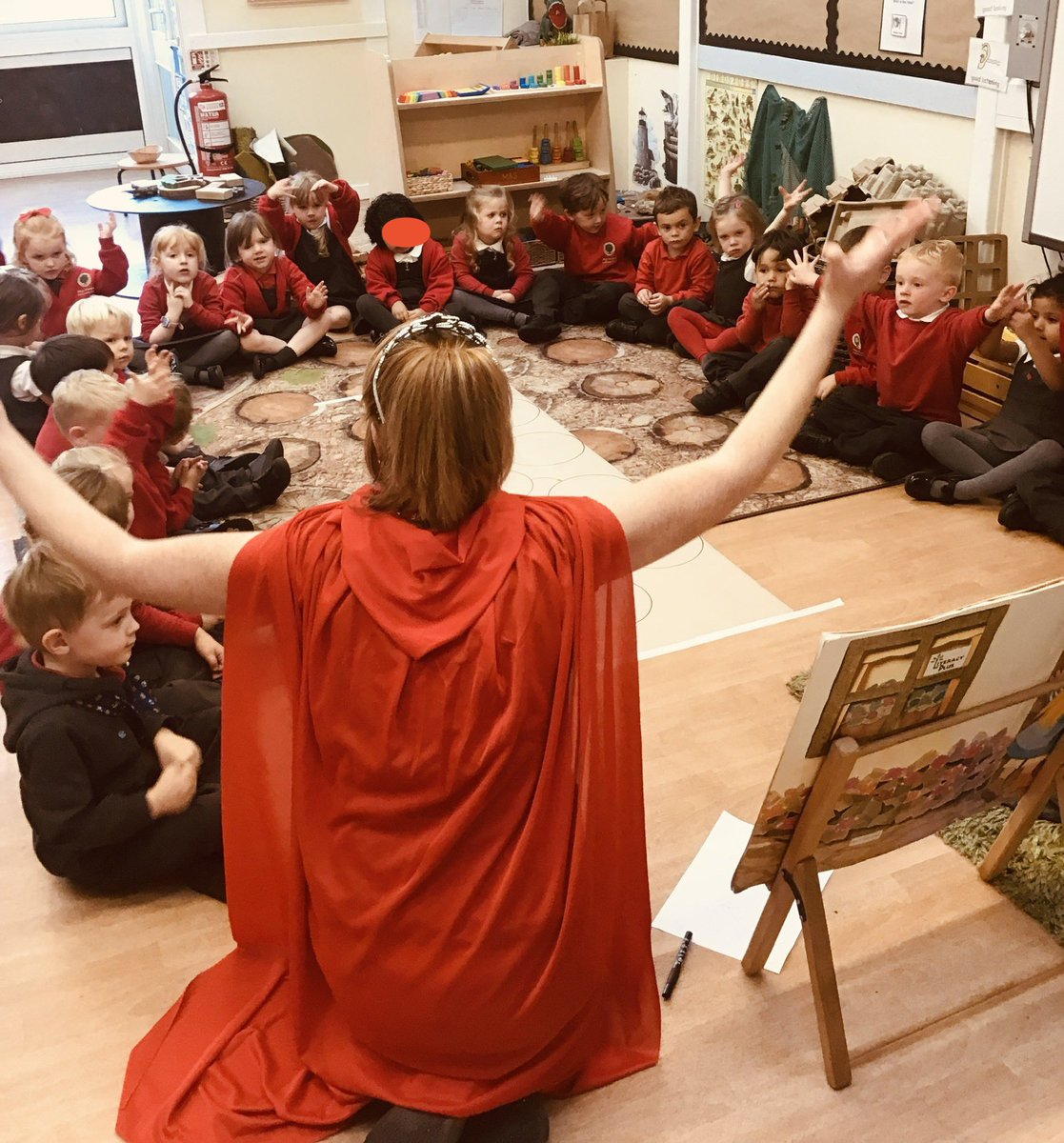 Robins_HMCS's tweet photo. Developing oracy with our very youngest children through storytelling 💕 #Goldilocks #Communication #DevelopingVocabulary @EYTagteam @HMC_School https://t.co/Ou7Xv8ehTe