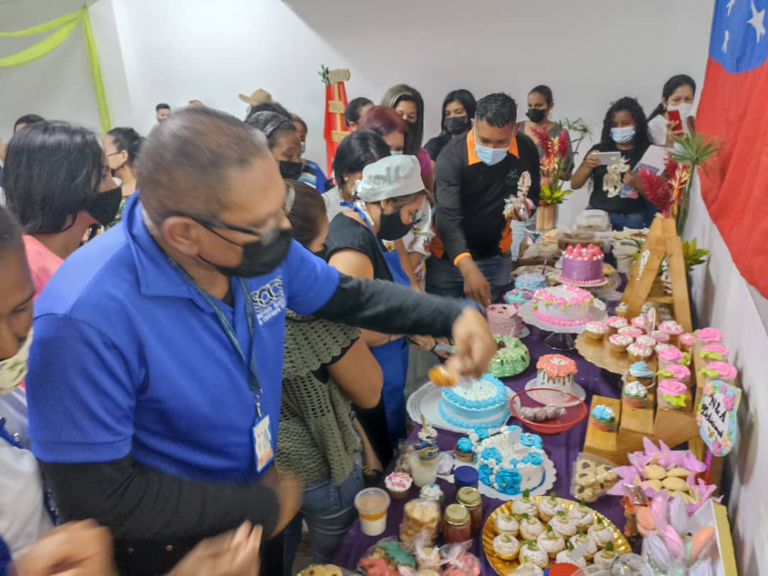 sacs_monagas's tweet photo. #BienestarEnLaCiudad
#Feria || 95 emprendedores de La Parroquia El Furrial conjuntamente con el MPP Turismo, fueron capacitados a través @SACS_MPPS con el Curso de Manipulación de Alimentos @alimentosInocu1  @dcabellor @omcar20 @MinSaludVE @ErnestoPSUV_ https://t.co/Gq85nV05ei