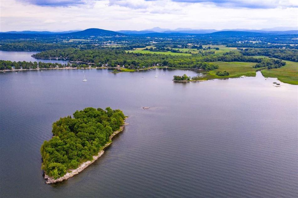 VTLakeBroker's tweet photo. #lakefact Did you know Lake Champlain is home to 318 species of birds! It's amazing to think of how many creatures we share the lake with.
#LakeChamplain #LakeLife #lakechamplainvt #Vermont #LakeLiving #LakeHomesRealty #laketrivia #lakeknowledge #nature #birds #wildlife https://t.co/Z6u1ZMrra0
