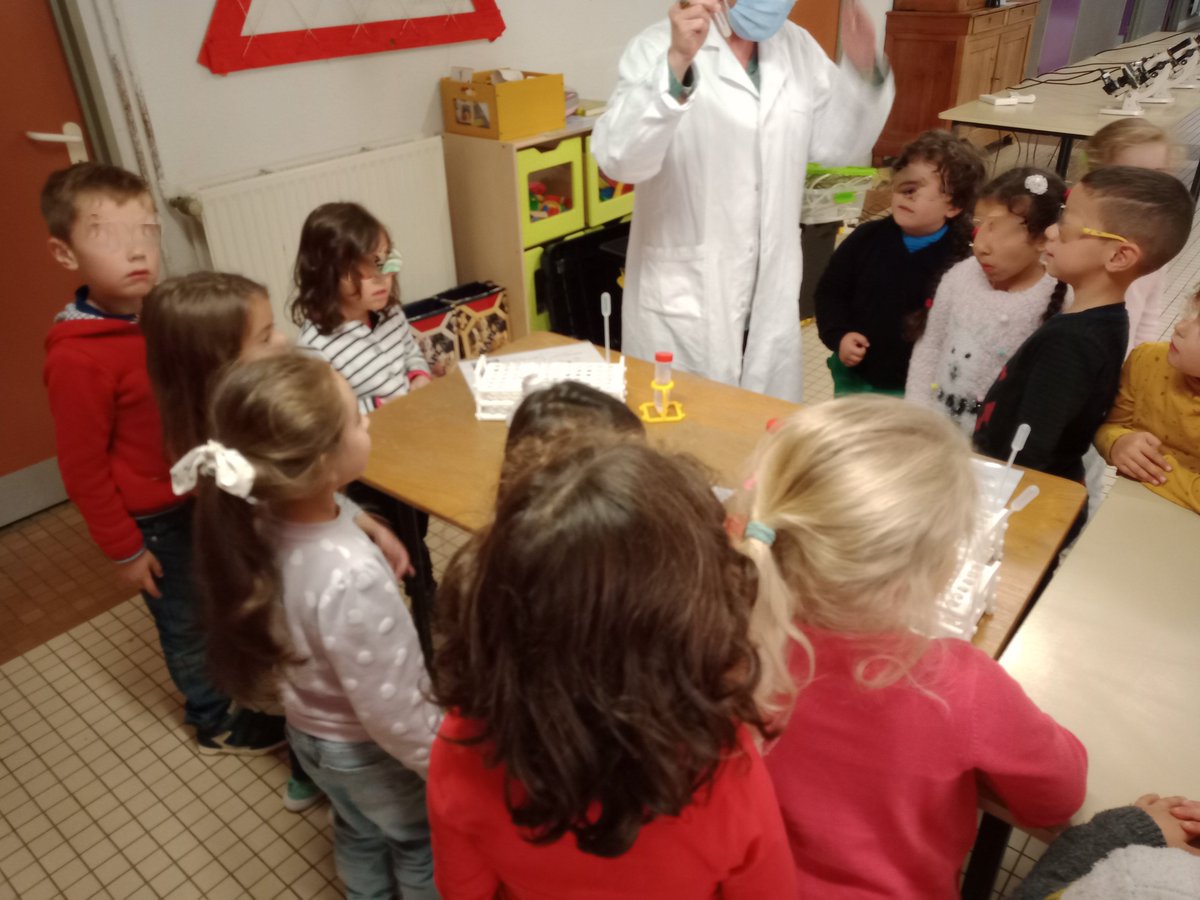 Tom_Jove's tweet photo. Découverte grâce à l'atelier LuSci de la recherche scientifique par les élèves de CM1/CM2 de Landouge
@VilleLimoges87 grâce aux équipes @unilim @CHULimoges @Inserm @CNRS @CRIBL_Lab #RESINFIT ! https://t.co/M9st6DhEW3