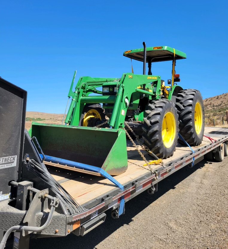 ClineLogistics's tweet photo. Happy Friday!🚜🚜🚜

John Deere hot shot load getting loaded in Idaho.

Send us a message or call us at 989-546-4335 for your next haul.

#logistics #shipping #freight #supplychain #transportation #freightforwarding #trucking #agricultureequipment #hotshottrucking #johndeere https://t.co/d6FdfmueJm