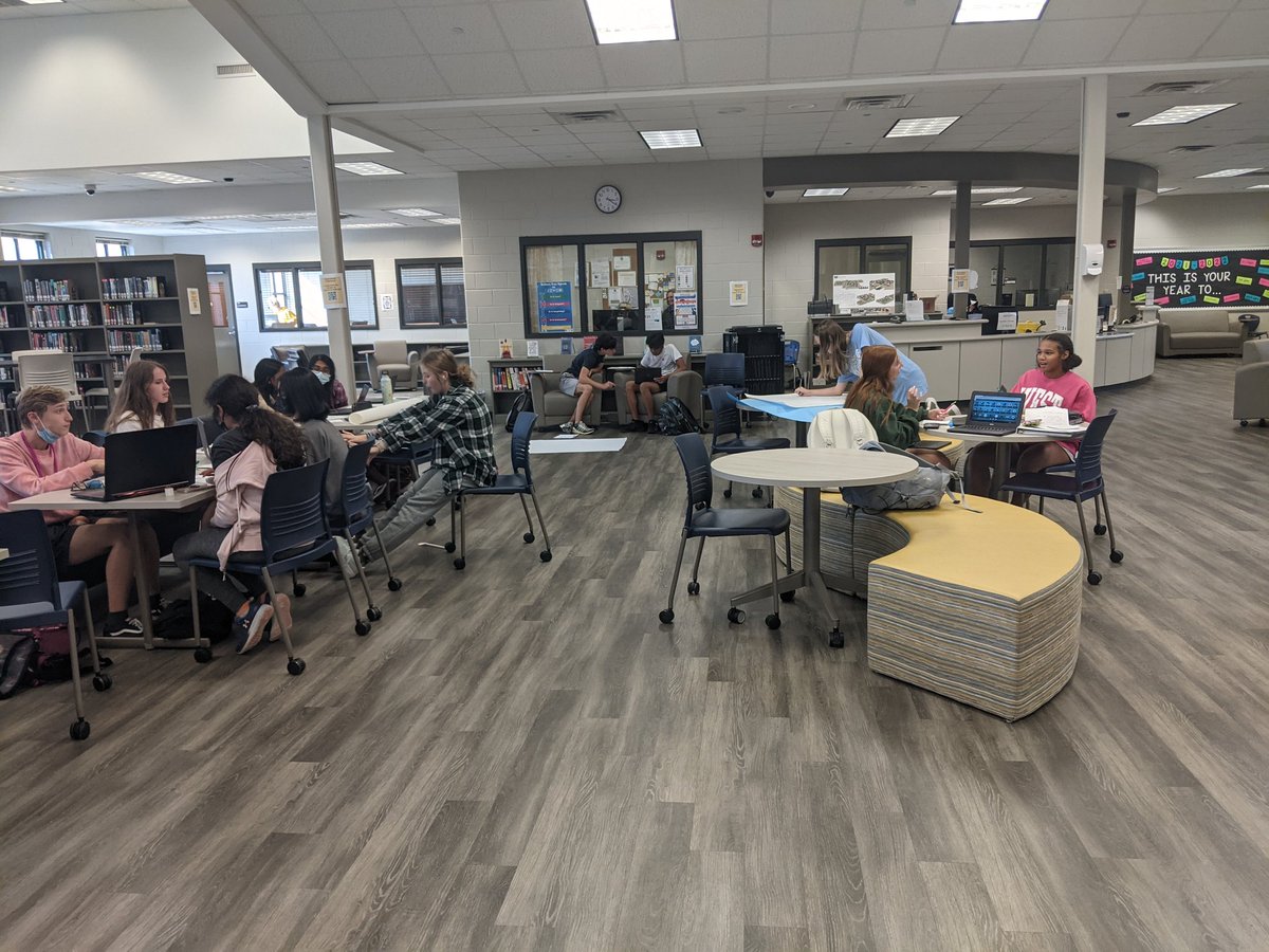 mrs_mc_science's tweet photo. What a beautiful new space to do research @WFHS_HS! Thanks @KimmieDlibrary for sharing your space #newfurniture #chemproject https://t.co/mxsTM5Swlp
