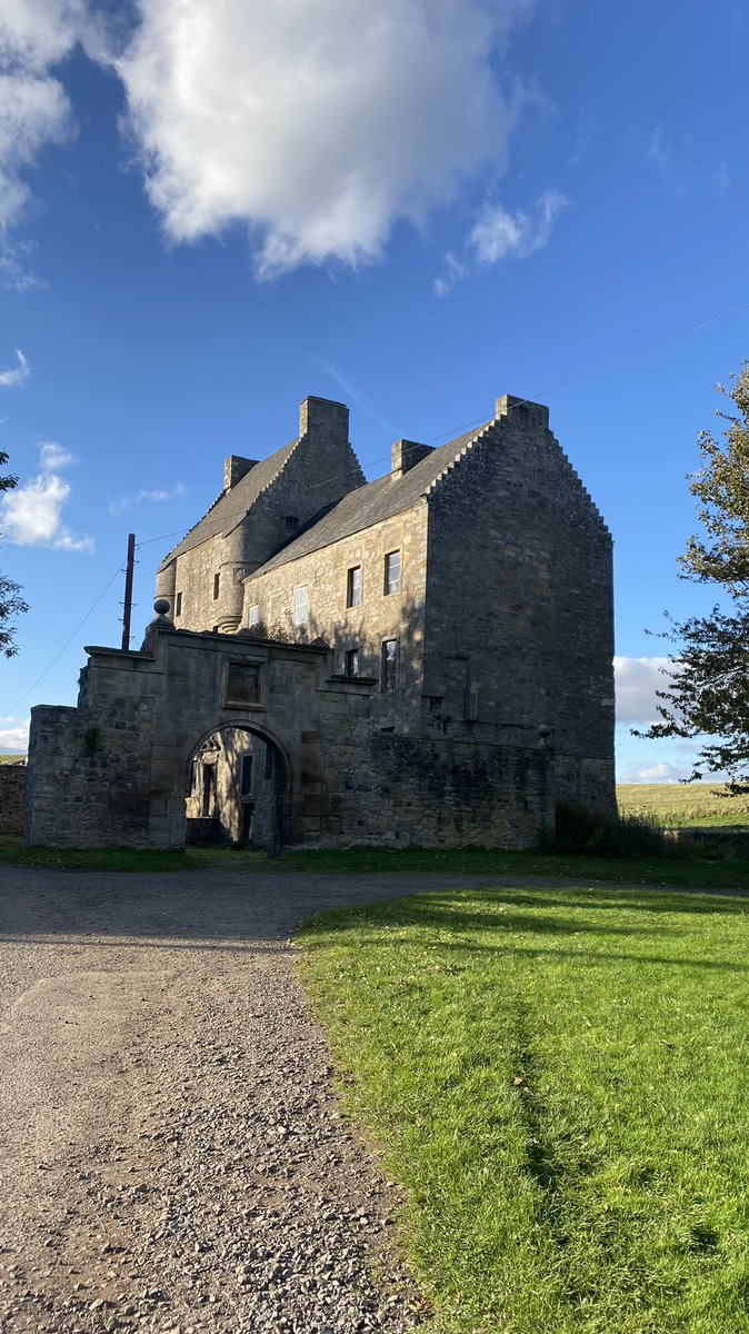 AsixroboDAO_OG's tweet photo. Glorious day at Midhope Castle today! We had it to ourselves too so really had a chance to soak it all in ❤️

#Outlander #OutlanderTour #Lallybroch #Midhope https://t.co/VTBo62mbAU