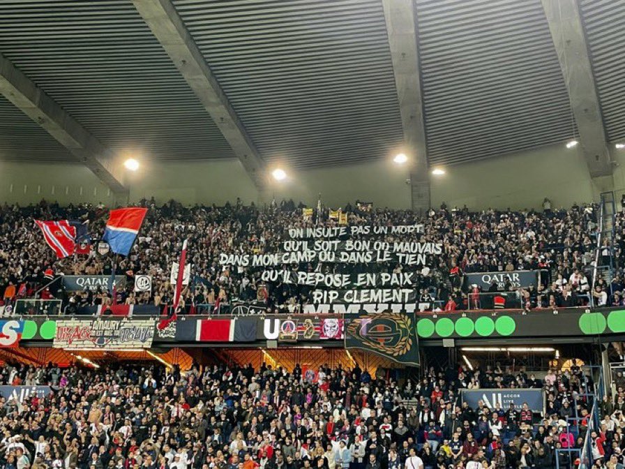 [#RIP🙏] L’hommage des supporters parisiens à Clement, supporter marseillais décédé:

« On insulte pas un mort, qu’il soit bon ou mauvais, dans mon camp ou dans le tien, qu’il repose en paix. RIP Clement »

(@FreeLigue1)