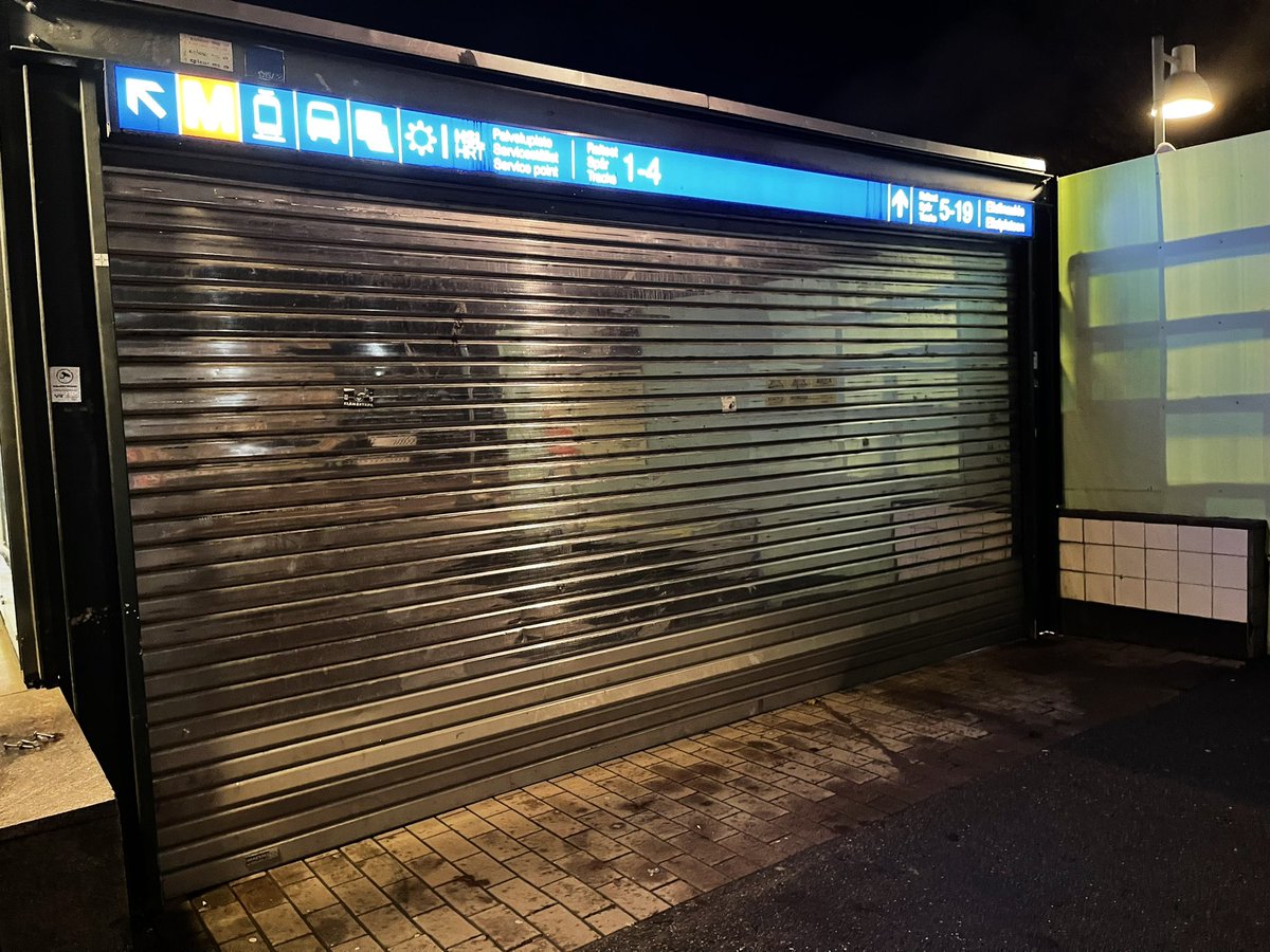KLonnmark's tweet photo. Miksi päärautatieaseman tunneli suljettu @VRmatkalla  ja ihmisiä jumissa? https://t.co/r0vB3z6spW
