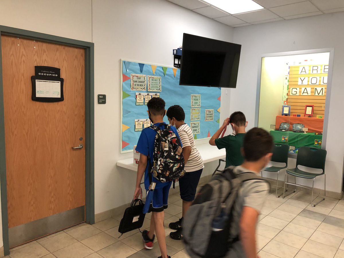 DLSDCounselors's tweet image. Look at all these kindness challenge cards!

@deerlakessd Middle School students &amp;amp; staff were encouraged to take the kindness challenge today. Every student &amp;amp; staff member was given a card and asked to complete the act of kindness. #DLMSTogether #NationalBullyingPreventionMonth