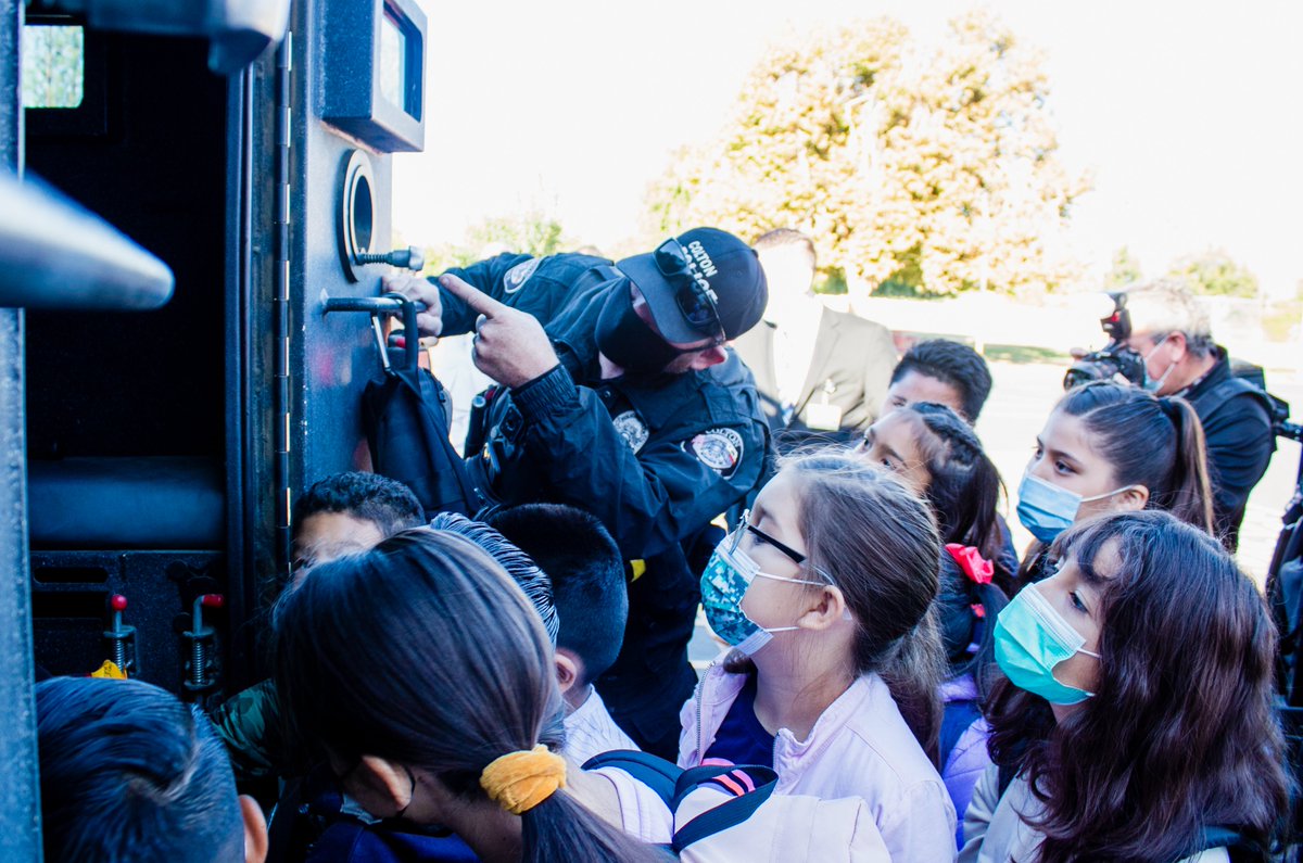 RialtoUSD's tweet photo. Celebrating student success with candy and few special guests!

The Kelley ES Koalas got a special visit today from @Colton_PD and @ArrowheadRMC at their weekly assembly today. Officers helped celebrate our students and donate candy for Trunk Or Treat on 10/29! 

Thank you! https://t.co/JTCT6z3wwz