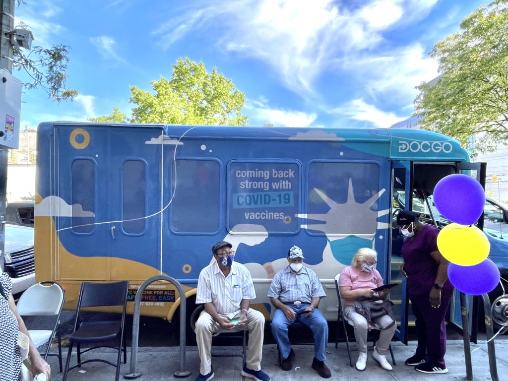 Uptown has the lowest vaccination rate in Manhattan. @tazbia_fatima reports on how a vaccine van is trying to boost immunizations in the area: theuptowner.org/passersby-line…
