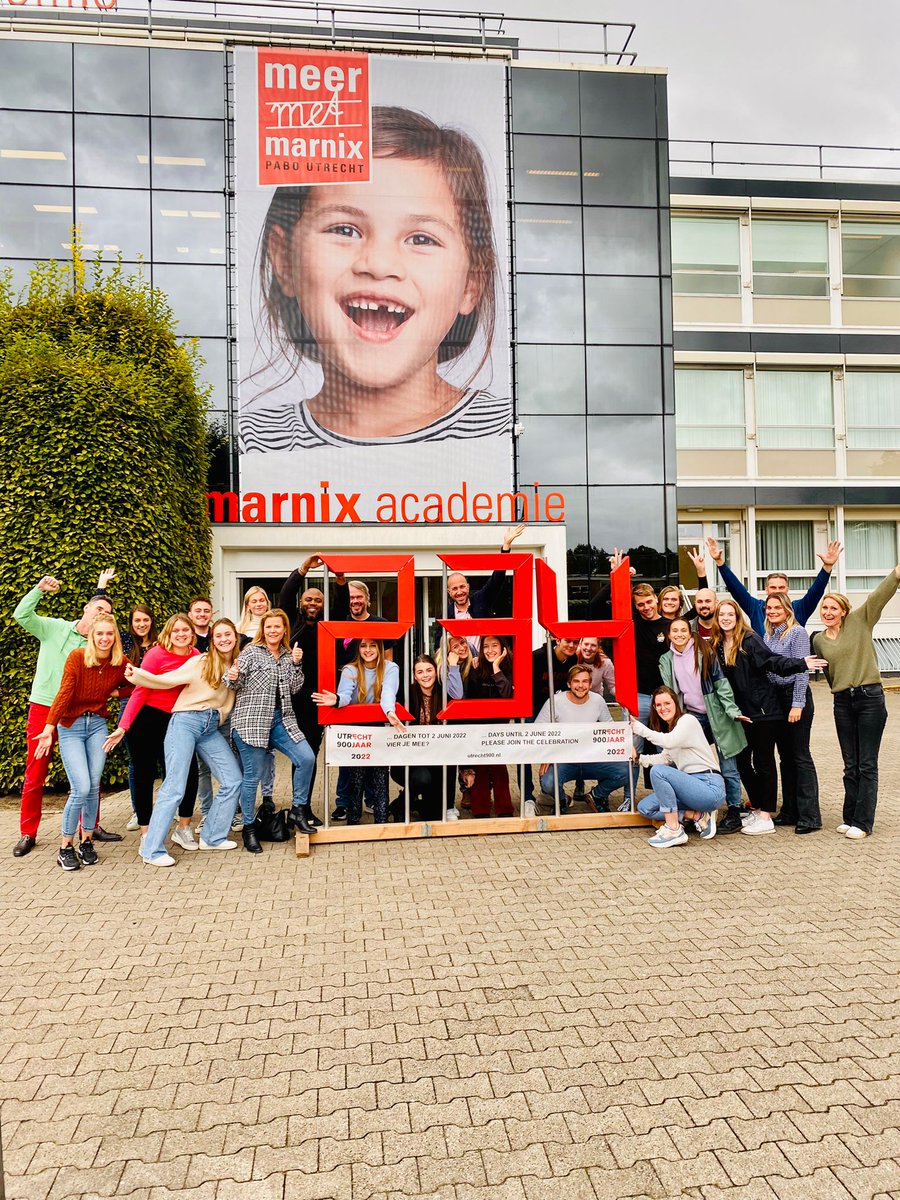 🥳 Op 2 juni 2022 vieren we de 900e verjaardag van de stad Utrecht! Daarom mocht een clubje toffe studenten en medewerkers van de #MarnixAcademie op de foto met de aftelblokken van 900 jaar Utrecht (@900Utrecht). 🎈#Utrecht900 <a href="/GemeenteUtrecht/">Gemeente Utrecht</a> #900jaarUtrecht