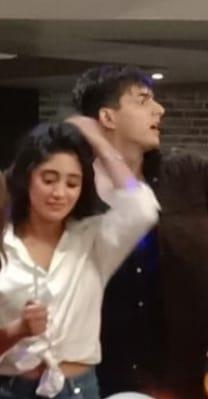 SimranS51082908's tweet photo. Give me ur white shirt honey...❤
it's my night dress- she replied ♡
His white shirt Her night dress ♥️🥰
#shivin #shivinforever #MrsSMK #MrandMrsKhan ♥️🧿 https://t.co/v1tJcdzPqp