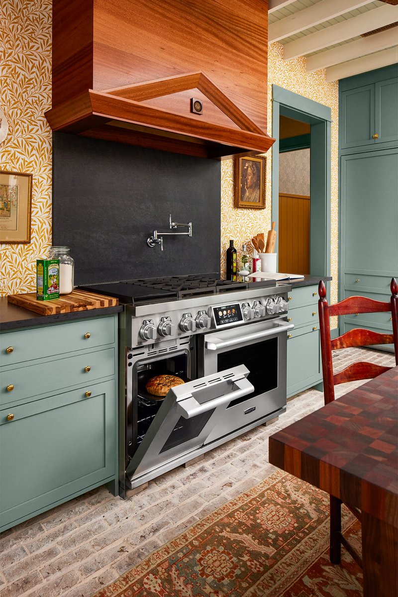 glumber's tweet image. We're excited to see what Stephanie of Sabbe Interior Design has done with her kitchen and pantry design for the @HouseBeautiful Whole Home Texas project.

Special thanks to our sponsors: @CaesarstoneUSA @Elkay_USA @FarrowandBallUS @SerenaandLily

#grothousethings #hgtvmagazine