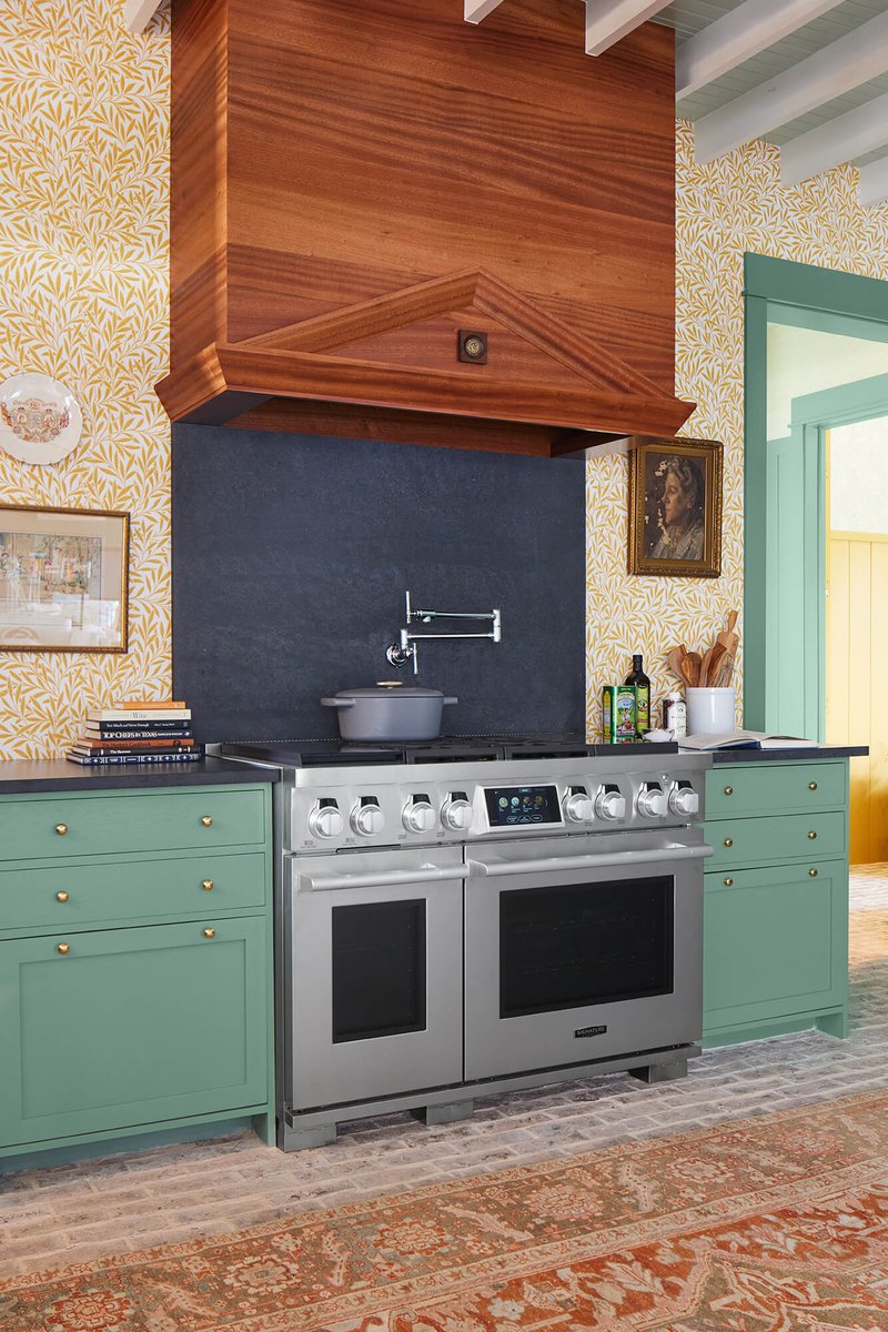 glumber's tweet image. We're excited to see what Stephanie of Sabbe Interior Design has done with her kitchen and pantry design for the @HouseBeautiful Whole Home Texas project.

Special thanks to our sponsors: @CaesarstoneUSA @Elkay_USA @FarrowandBallUS @SerenaandLily

#grothousethings #hgtvmagazine