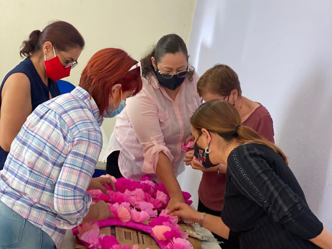MujeresParral's tweet photo. Con éxito dimos arranque al Taller de Manualidades Creativas en el Centro Comunitario Tecnológico, acompañadas de la primera dama, @Gemaquinonezmx.

¡Recuerden que en todos los Centros Comunitarios siempre hay actividades para toda la familia! https://t.co/EeGsEHhTZ0