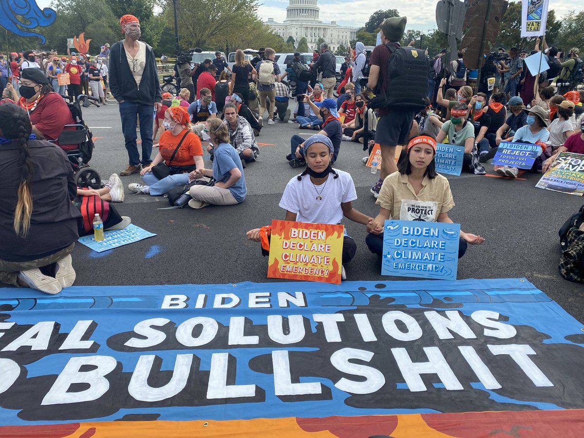 jamieclimate's tweet image. Young people didn’t vote for fossil fuels and they’re willing to put their bodies on the line to stop this industry from destroying their future. Such a powerful scene here at the US Capitol. #PeopleVsFossilFuels