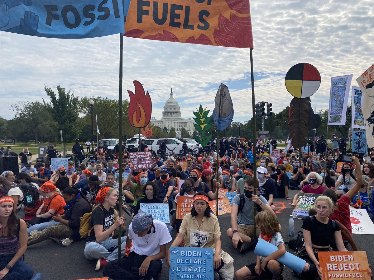 jamieclimate's tweet image. Young people didn’t vote for fossil fuels and they’re willing to put their bodies on the line to stop this industry from destroying their future. Such a powerful scene here at the US Capitol. #PeopleVsFossilFuels