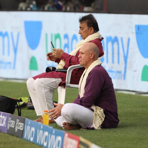 AkriPasta's tweet photo. Matthew Hayden and Sunil Gavaskar look like they are watching Sanjay Subramaniam at Music Academy for Carnatic music season. #IPLFinal #CSKvKKR https://t.co/HmN5p5Klc2