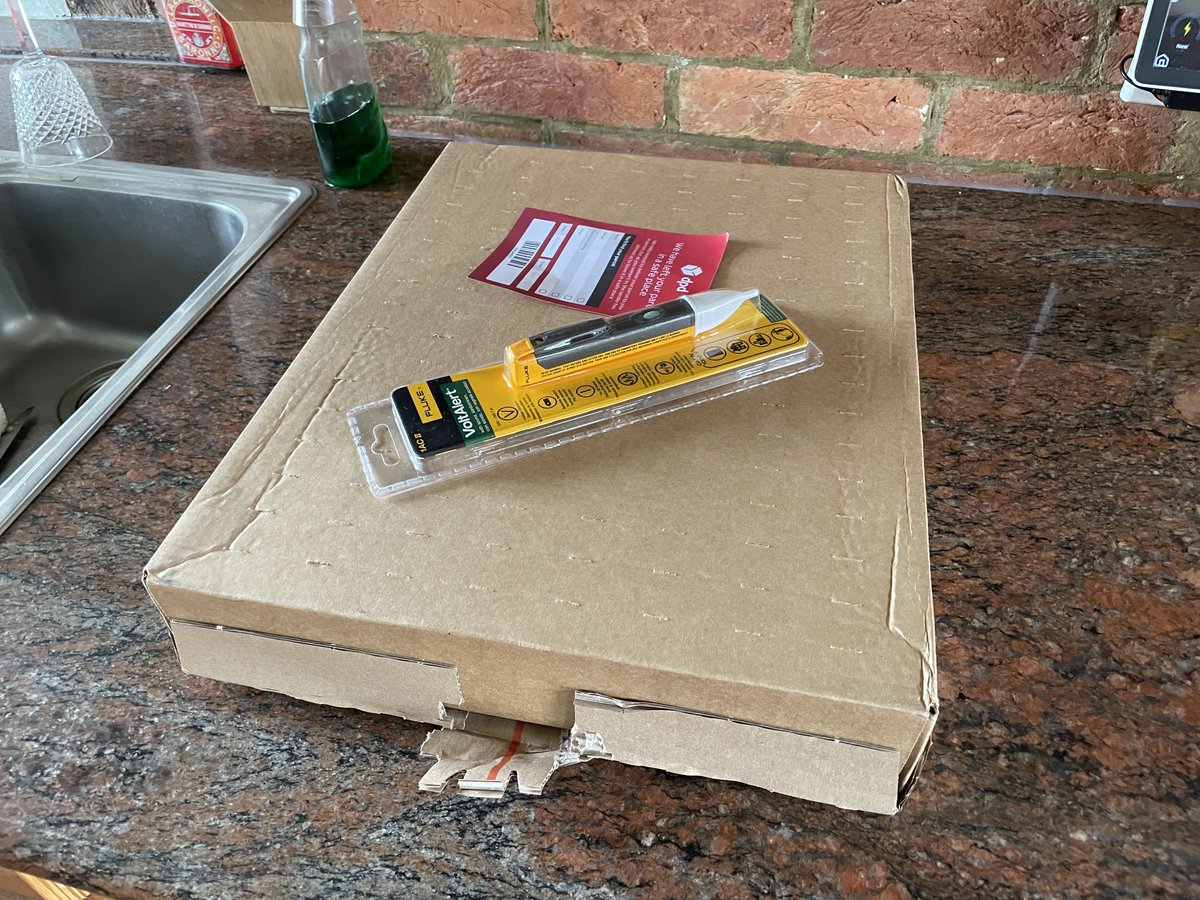 JJB's tweet photo. Come on @Screwfix - this is just lazy &amp; wasteful packing. You should at least try to save the planet! https://t.co/YFQ0iYnjbU