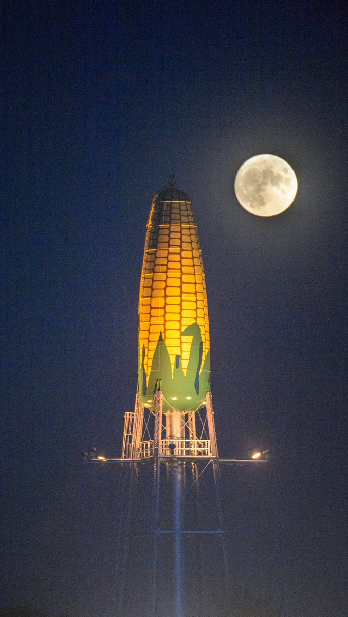 ExperienceRoch's tweet photo. Day and night... it's quite a sight! Let's keep @olmstedcounty's Ear of Corn Water Tower in the top spot for the nationwide 2021 Tank of the Year contest. Online voting ends TODAY at 5pm: https://t.co/Wh7RKlotws #RochMN #ExperienceRochesterMN #OlmstedCounty #TankoftheYear https://t.co/Nm9RpcFonS