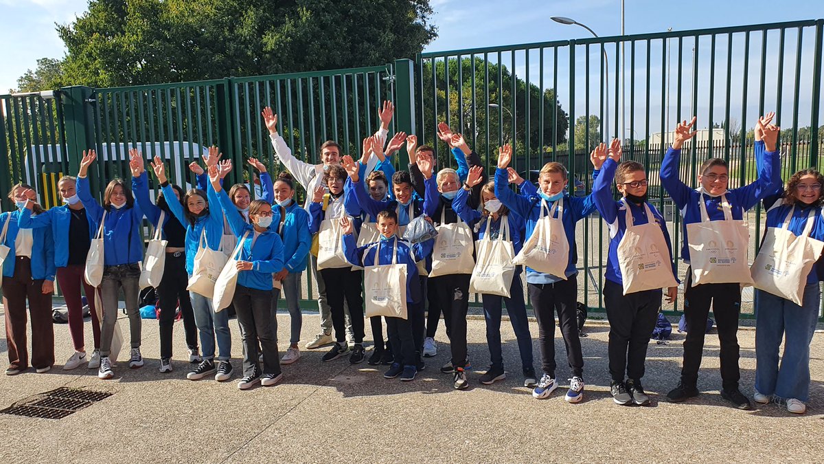 🏊‍♂️ Les collégiens de la section sportive #natation de #SalonDeProvence ont pu rencontrer <a href="/Clement_Mignon/">Clément Mignon</a>, bénéficiaire de notre bourse aux athlètes de haut-niveau et participant aux JO de #Tokyo2020.

📌 Au programme : dédicaces, animation en réalité virtuelle, entraînement...👇