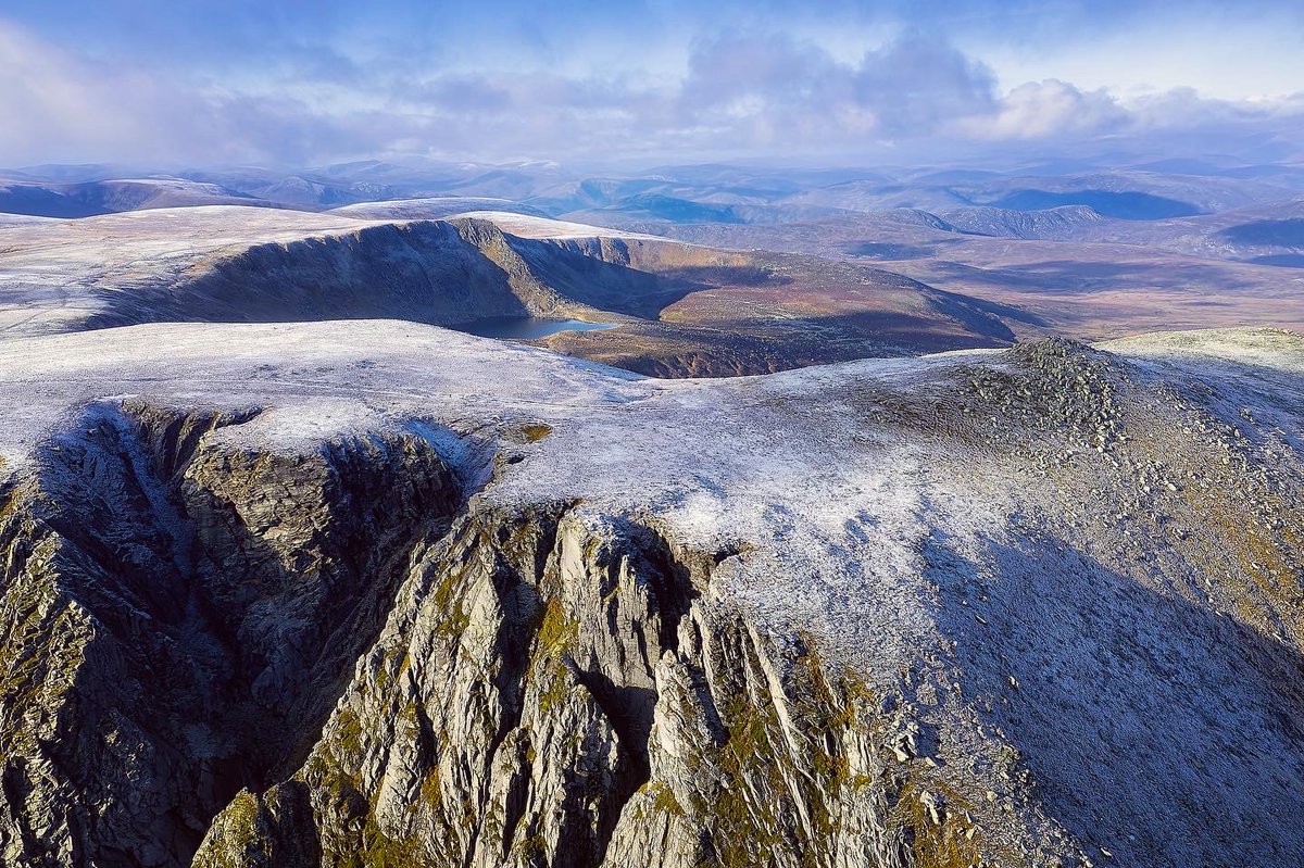 jim___frost's tweet photo. A dusting of snow up on Lochnagar this morning #Cairngorms #Scotland #Lochnagar #DJI https://t.co/8AC7d8cSdQ