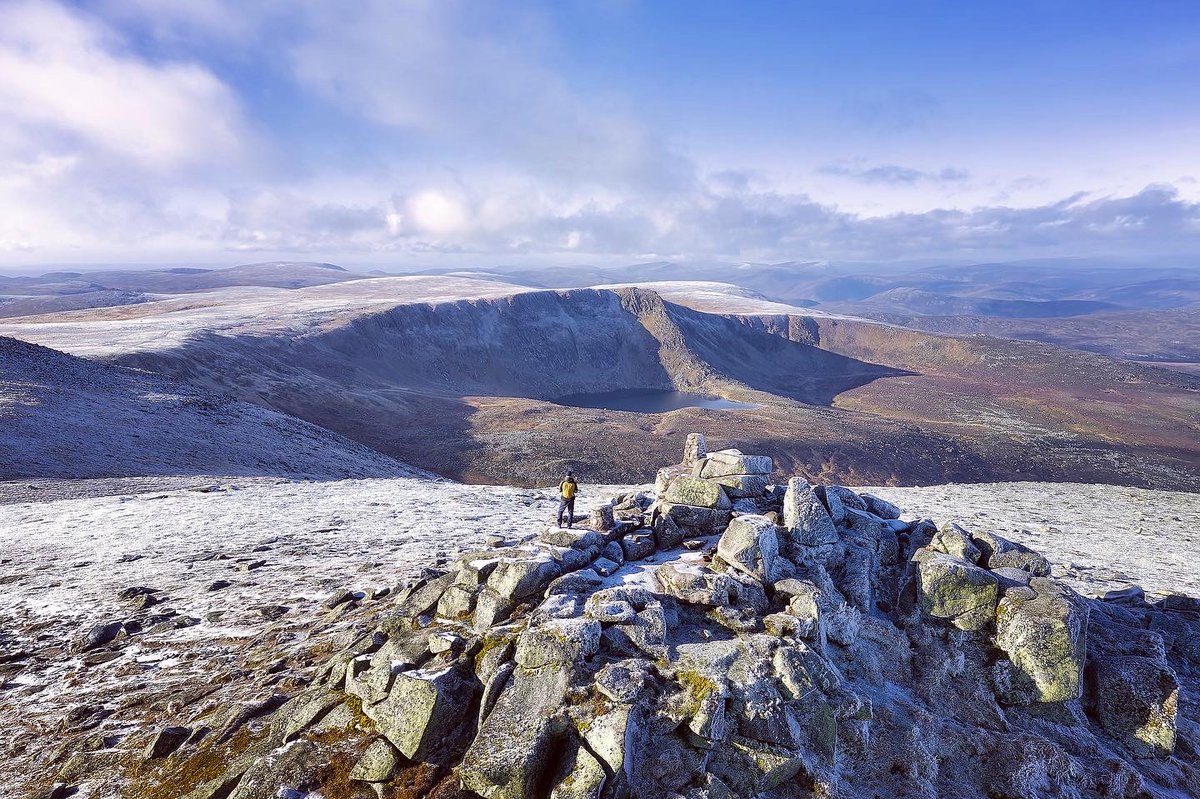 jim___frost's tweet photo. A dusting of snow up on Lochnagar this morning #Cairngorms #Scotland #Lochnagar #DJI https://t.co/8AC7d8cSdQ