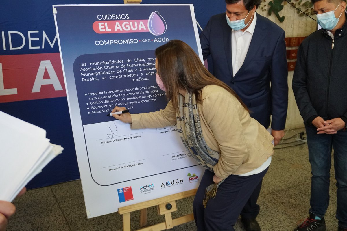 AChMChile's tweet photo. ⭕ En representación de la @AChMChile la Presidenta de la Comisión de Recursos Hídricos, Alcaldesa de @MunicipalidadM4, @Jessica_Mualim, participó en la firma del #CompromisoPorElAgua
junto a las Asociaciones de Municipios @AmuchChile y @AMUR_CHILE y el @mop_chile @amorenocharme https://t.co/JgBlUrr6W3