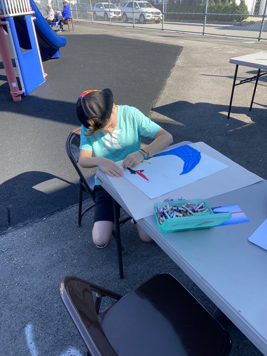 4th and 5th graders took their artwork outside today to enjoy this absolutely beautiful fall weather! #TEAMEast #ProudtobeLB