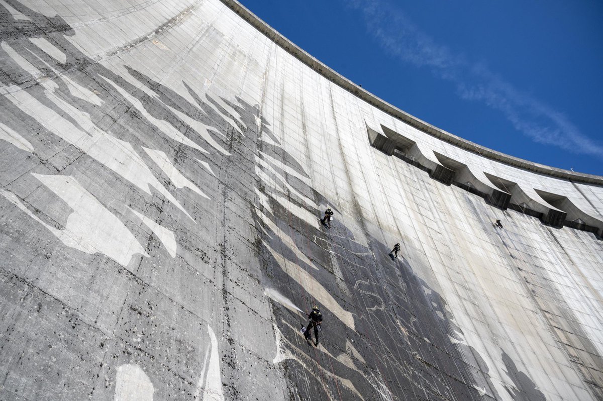 EDF_BFC's tweet photo. Découvrez la fresque monumentale sur les 4⃣2⃣7⃣ m de longueur et 1⃣3⃣0⃣ m de hauteur du barrage de #Vouglans. Une œuvre naturelle hors norme qui mêle prouesses artistique et technique, réalisée par Klaus Dauven avec #Karcher
➡️https://t.co/FtNDfB3jp4 https://t.co/3IP9sRKfZD
