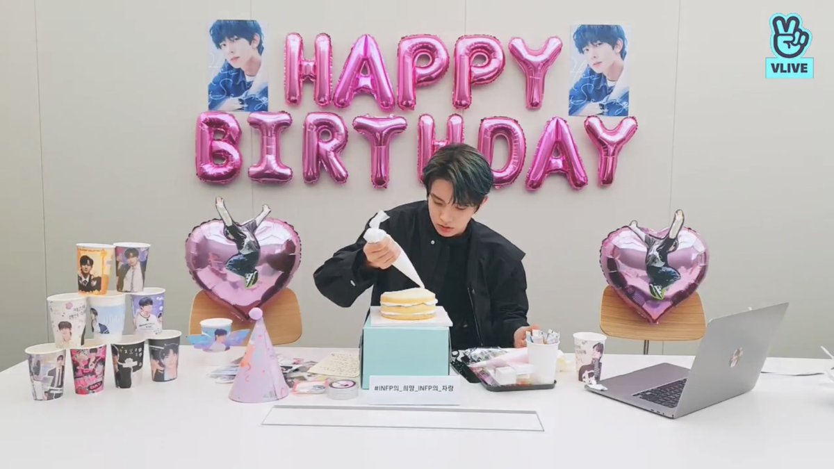 BiasedEnhypen's tweet photo. [RESUMEN EN VIVO 🌟] 15/10/21
"Cumpleaños de hámster🐹🎂 #HEESEUNG"

- ¡Heeseung vino a celebrar su cumpleaños con nosotros! ❤️
- El live siguió fallando pero funcionó después de algunos intentos 😆
- ¡Dijo que probablemente sea porque los ENGENES entraron tan rápido a la vez! https://t.co/0H7Nln8hOw