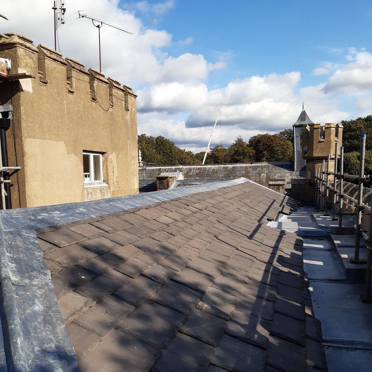 BHMarchitects's tweet photo. Works to renovate the Grade II Listed Ewell Castle are coming on well. The new mouldings are on top of the crenellated parapet and turrets. Now it's time to replace the lintels and continue installing the new lime render and Welsh slate roof #listedbuilding #renovation https://t.co/Ubynmj8sbQ