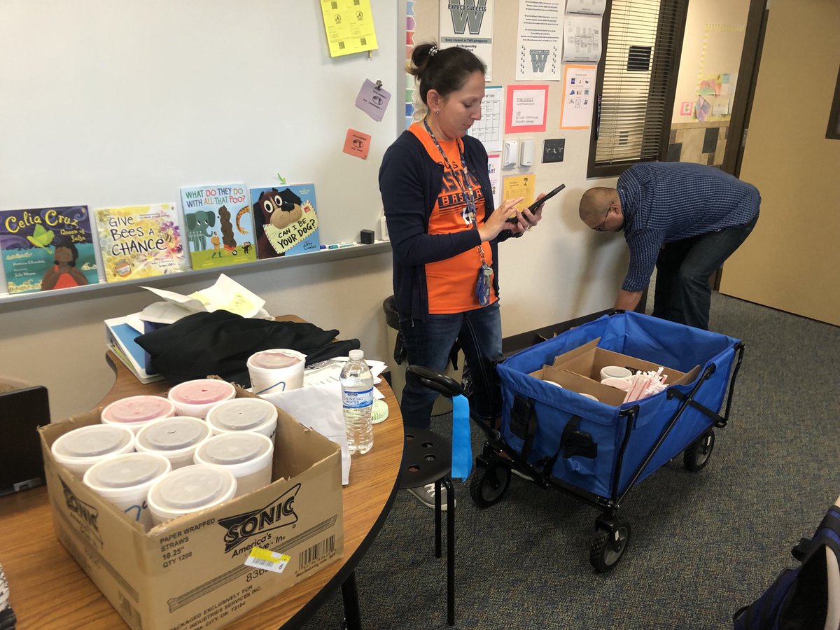 Thank you Sonic Fairy! A Friday act of kindness from Mr. and Mrs. Hernandez! #twehowl ⁦<a href="/TWEHowl/">Tom Wilson Elementary</a>⁩ ⁦@_juliehtwe⁩