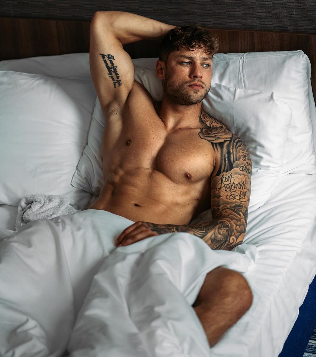 FanCentro's tweet photo. Curious what's under the covers?🔥😈
#robinsterk
https://t.co/OWNBM9yFBi https://t.co/Hp7jDQeNl1