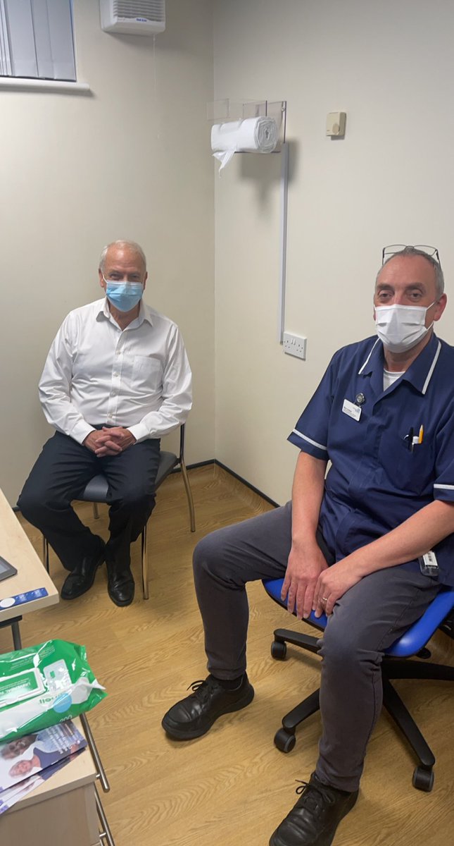 The lovely Mark from our Outpatient team helping @ The Covid Hub 👀 look who one of his first patients is…our Chairperson <a href="/DrBruceKeogh/">Bruce Keogh</a> 
Remember staff can walk in to the hub next week to receive either their flu or Covid booster without the need to book 💉👍<a href="/Bham_Childrens/">Bham Children's Hosp 💙</a>