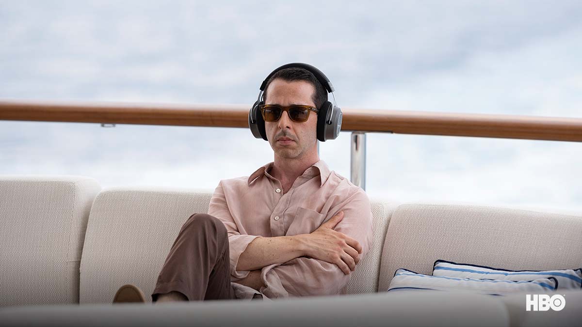 streamonmax's tweet photo. What song is Kendall listening to? Wrong answers only. https://t.co/S50Ez6uzaG