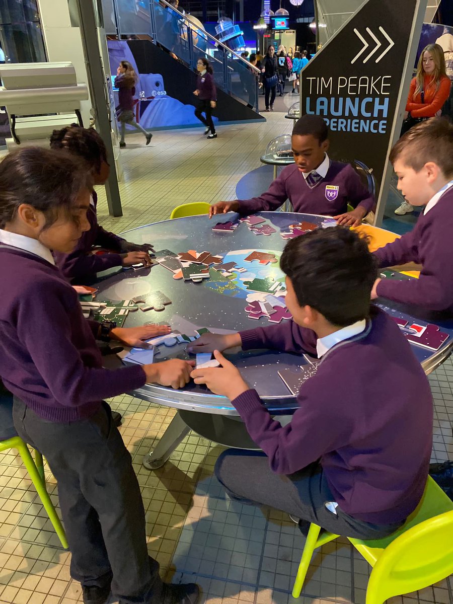 HPA_Philip_Lane's tweet image. #HPAPLYear5 listened carefully to the experts when they arrived and then got stuck in to some experiments of their own!
#HPAPLScientists #HPAPLInspires