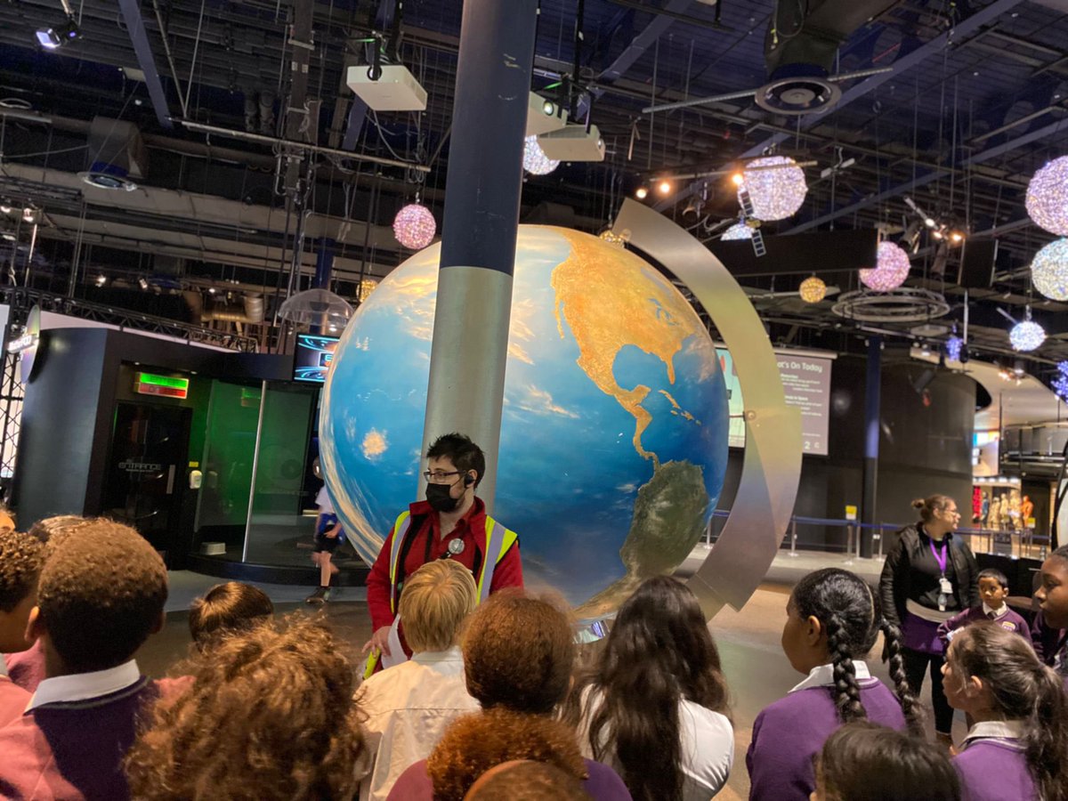 HPA_Philip_Lane's tweet image. #HPAPLYear5 listened carefully to the experts when they arrived and then got stuck in to some experiments of their own!
#HPAPLScientists #HPAPLInspires