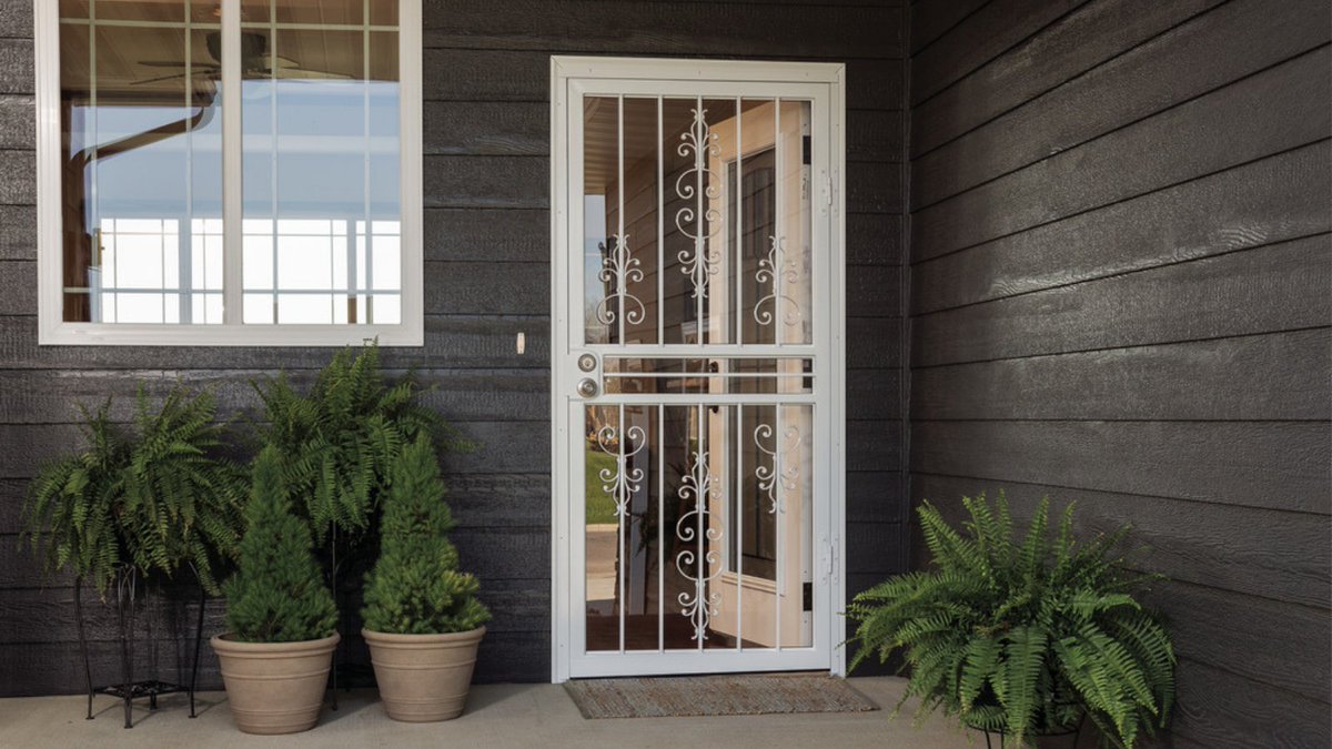 LarsonDoors's tweet image. Our Guardsmen Steel Security line is a traditional security door that we carry. With heavy-duty hinges, a welded steel frame, and an anti-removal vault pin this door is not going anywhere and not letting anything in unless you want it to. 

#homesecuritymonth #larsondoors