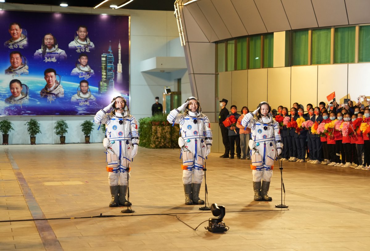 XHespanol's tweet photo. Los astronautas Zhai Zhigang, Wang Yaping y Ye Guangfu 👩‍🚀👨‍🚀👨‍🚀 parten a las 21:42 horas para iniciar la misión espacial tripulada más larga del país por la construcción de la estación espacial de #China 🚀 https://t.co/Yl7jNT3pnw
#sobrechina #Shenzhou13 https://t.co/Yt6oz3Kodq